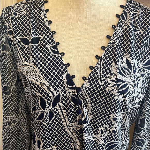 White House Black Market Navy and White Graphic Blouse, Size M - Picture 3 of 9